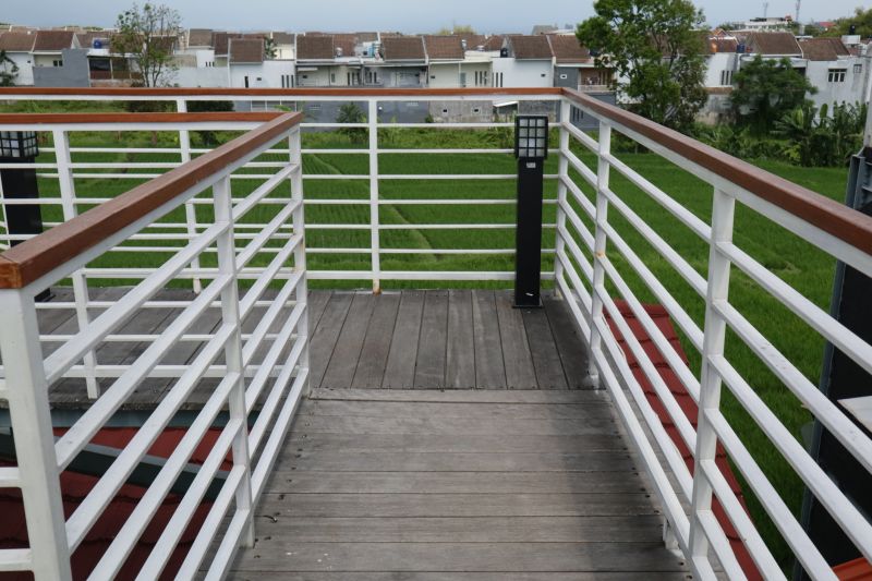 Railing and Safety Features